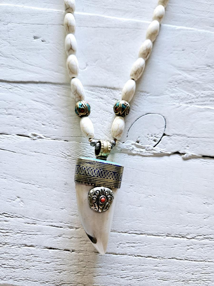 Collar Colmillo white | 1541 | Bohemian Barcelona, freespirit, lifestyle.