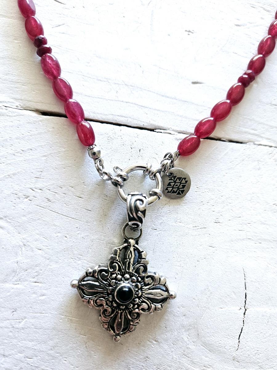 Gargantilla borgoña cruz | NOM104 | Bohemian Barcelona, freespirit, lifestyle.