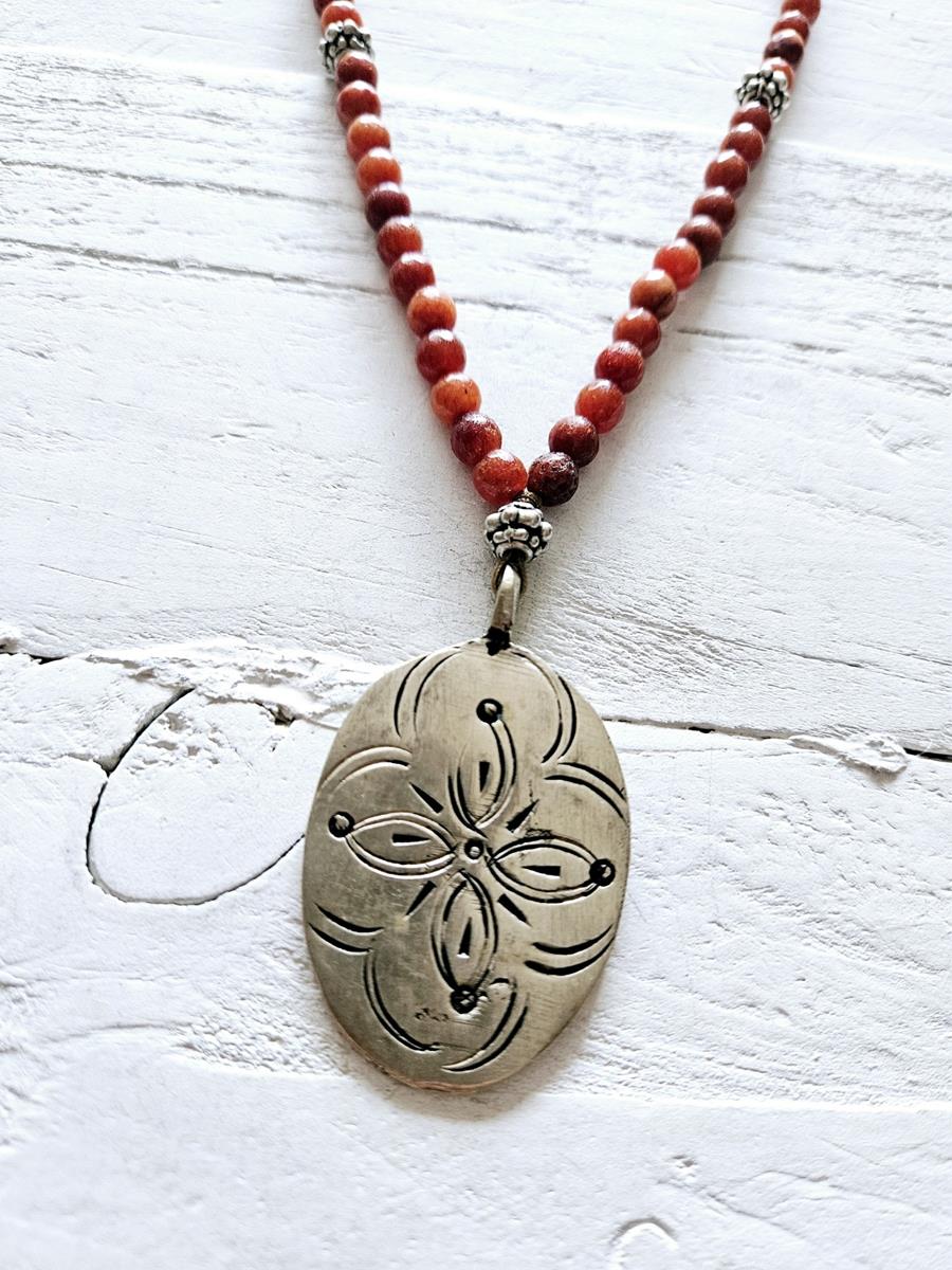 Collar medallón coral | 442 | Bohemian Barcelona, freespirit, lifestyle.