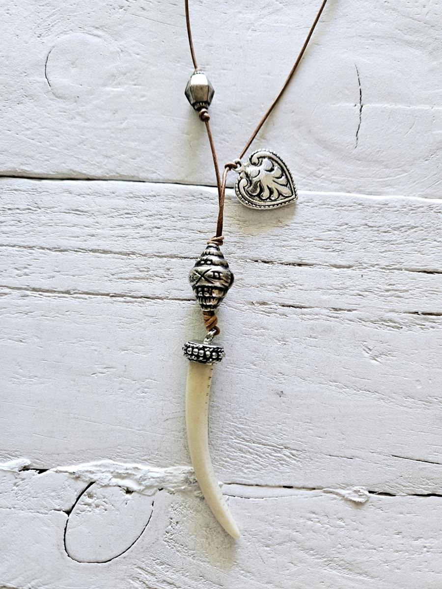 Colgante colmillo cuero | JAC217 | Bohemian Barcelona, freespirit, lifestyle.