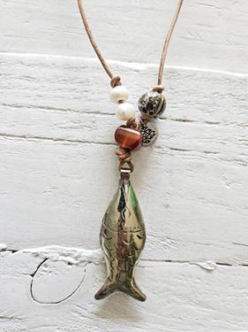 Colgante fish cuero perla | JAC217 | Bohemian Barcelona, freespirit, lifestyle.