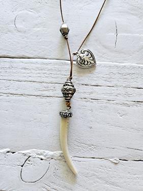 Colgante colmillo cuero | JAC217 | Bohemian Barcelona, freespirit, lifestyle.